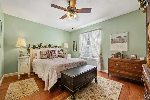 a dirt road with an trees