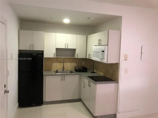 $1,750 | 27-xx Collins Avenue, Unit 209, Miami Beach, FL 33140