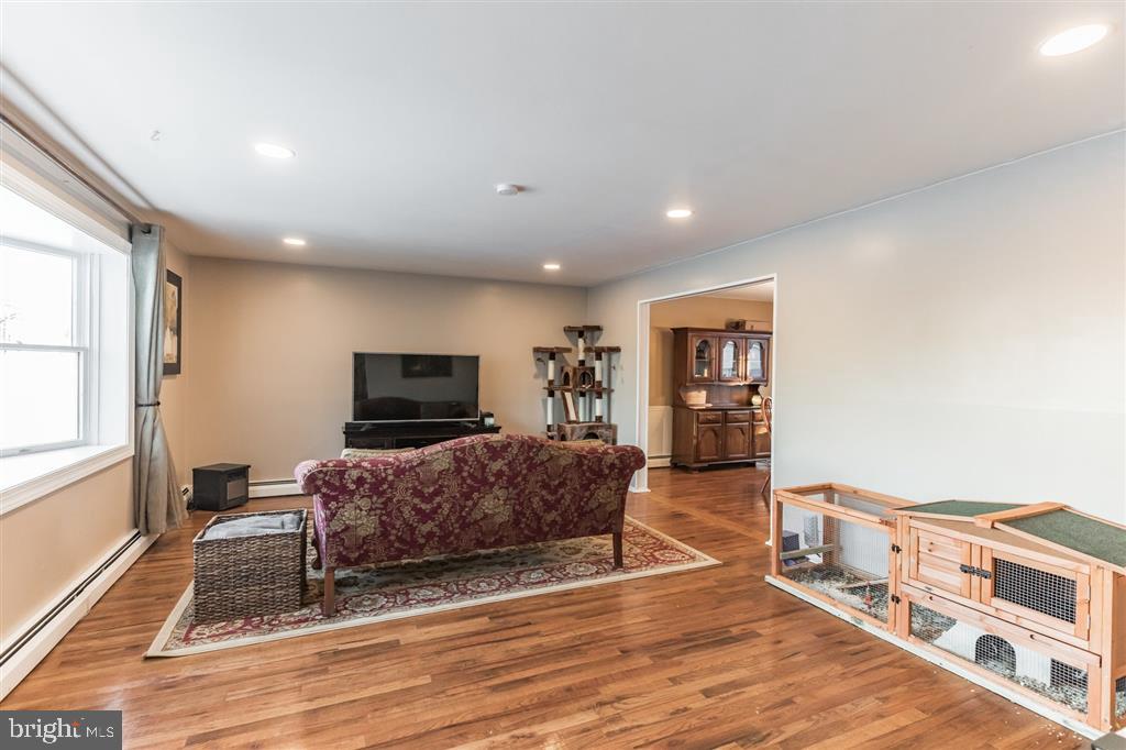 662 Parmentier Road Warminster, PA 18974 - Photo 2 of 25 Gallery Image 2