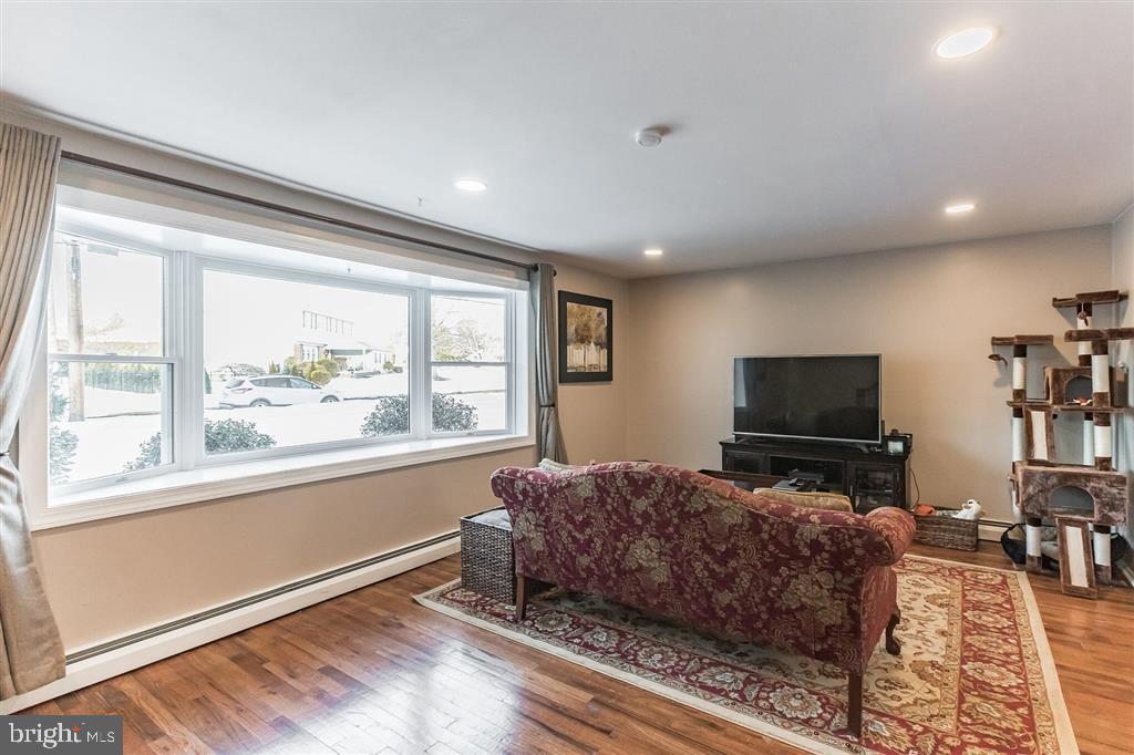 662 Parmentier Road Warminster, PA 18974 - Photo 3 of 25 Gallery Image 3