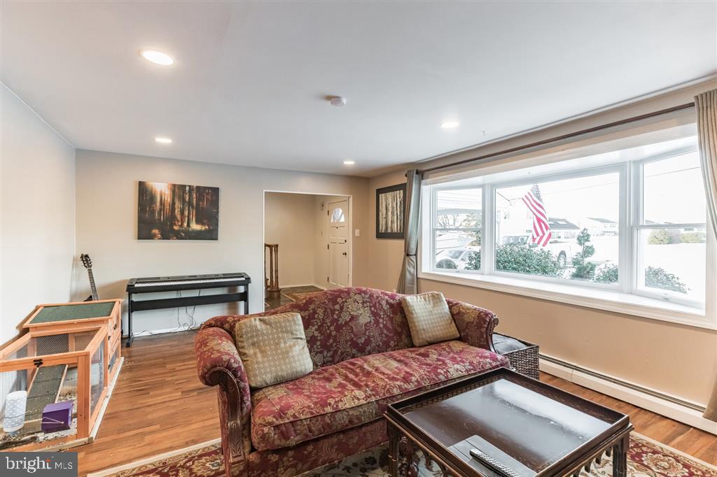 662 Parmentier Road Warminster, PA 18974 - Photo 4 of 25 Gallery Image 4