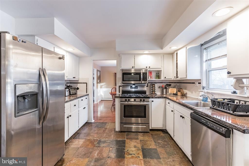 662 Parmentier Road Warminster, PA 18974 - Photo 6 of 25 Gallery Image 6