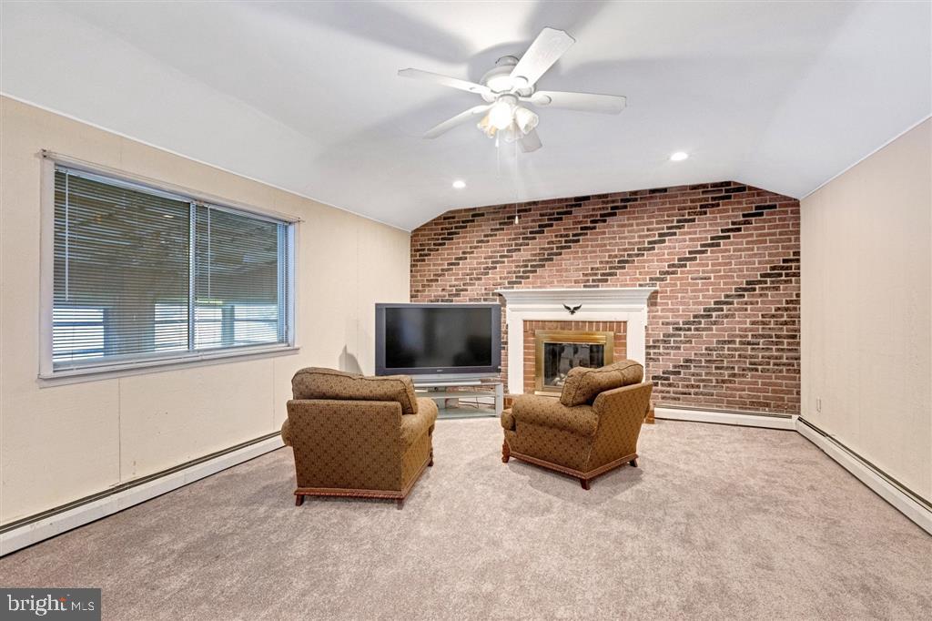662 Parmentier Road Warminster, PA 18974 - Photo 9 of 25 Gallery Image 9