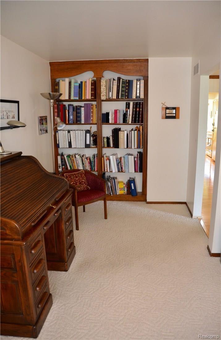 618 Baker Street Rochester, MI 48307 - Photo 9 of 25 Library/Officewith built-ins