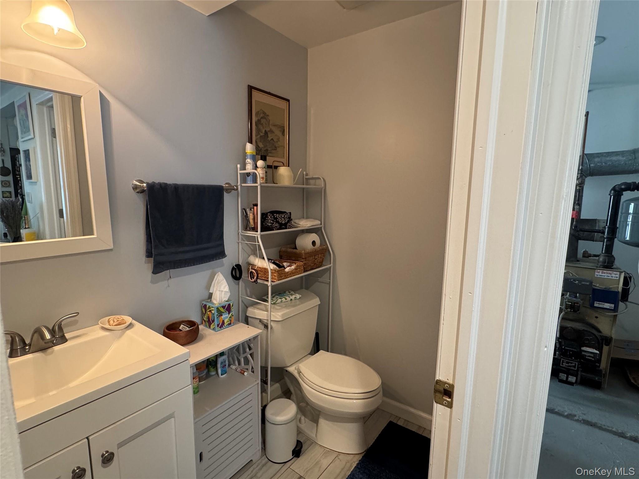 62 Whippoorwill Road East, Unit A Armonk, NY 10504 - Photo 5 of 15 Main level Powder room