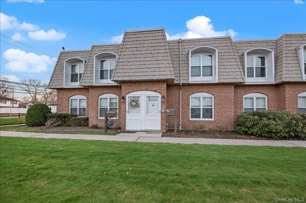 $269,000 | 175 Main Avenue, Unit 158, Wheatley Heights, NY 11798