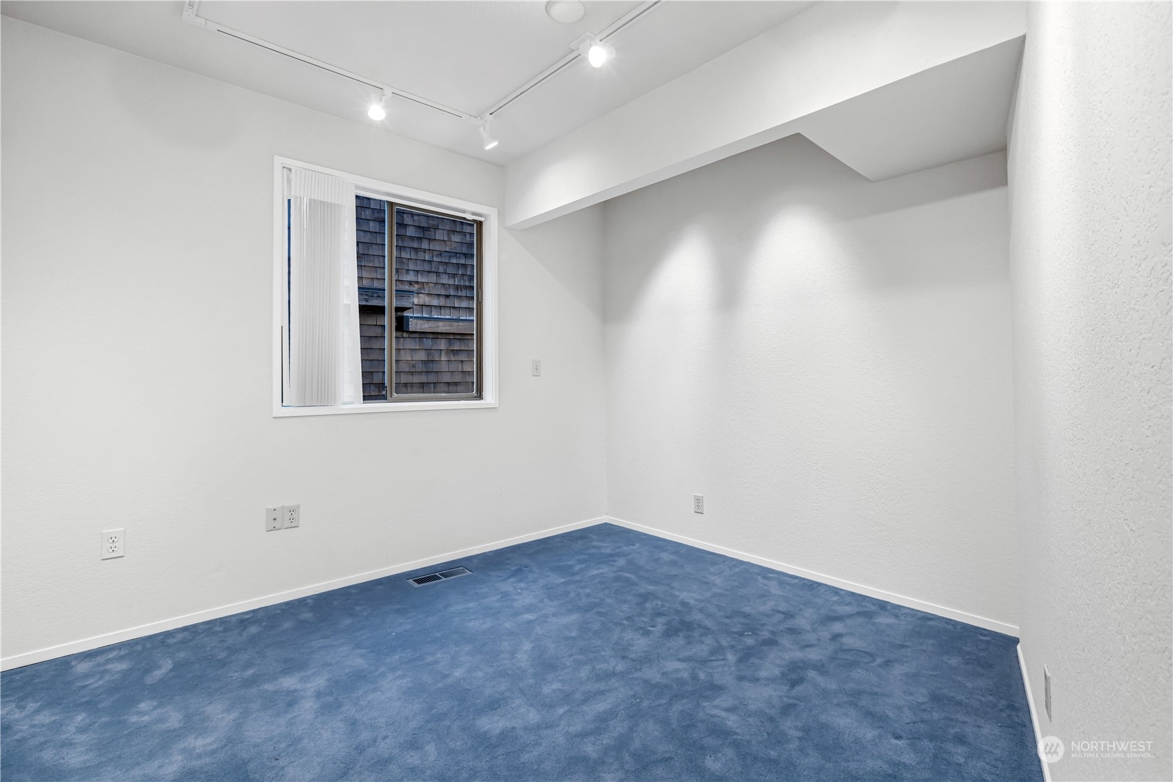 436 36th Avenue Seattle, WA 98122 - Photo 32 of 39 an empty room with a window