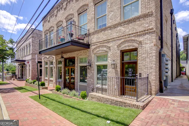 a view of a fountain in the front of a building