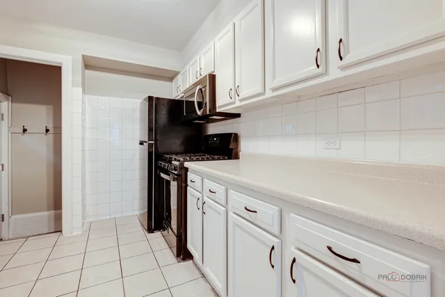 $2,200 | 1595 North McKinley Road, Unit 1, Lake Forest, IL 60045