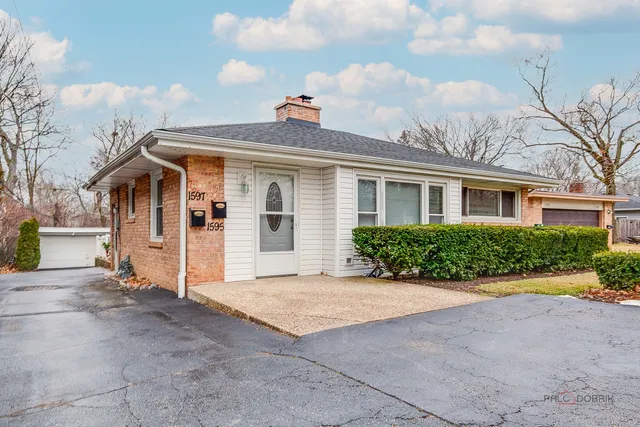 $2,200 | 1595 North McKinley Road, Unit 1, Lake Forest, IL 60045