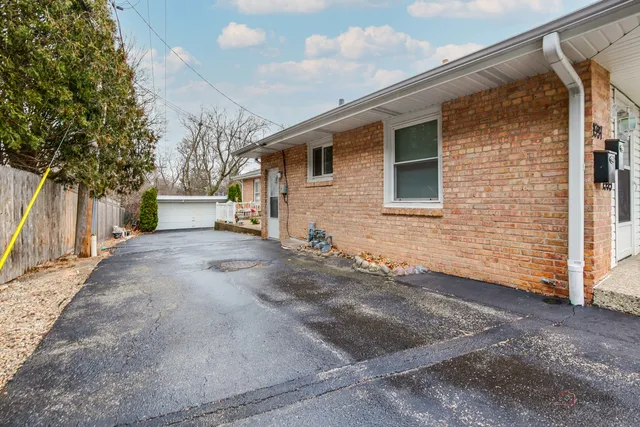 $2,200 | 1595 North McKinley Road, Unit 1, Lake Forest, IL 60045