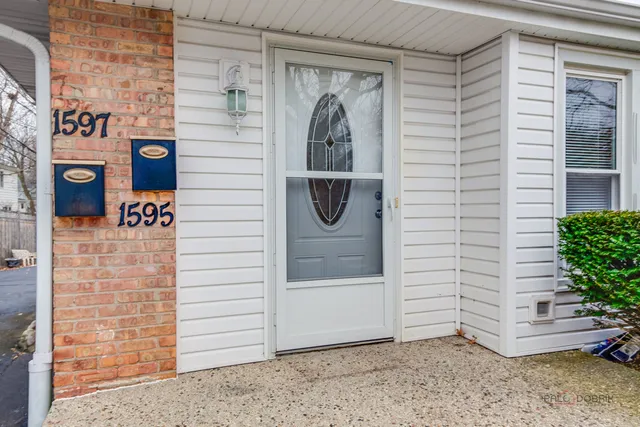 $2,200 | 1595 North McKinley Road, Unit 1, Lake Forest, IL 60045