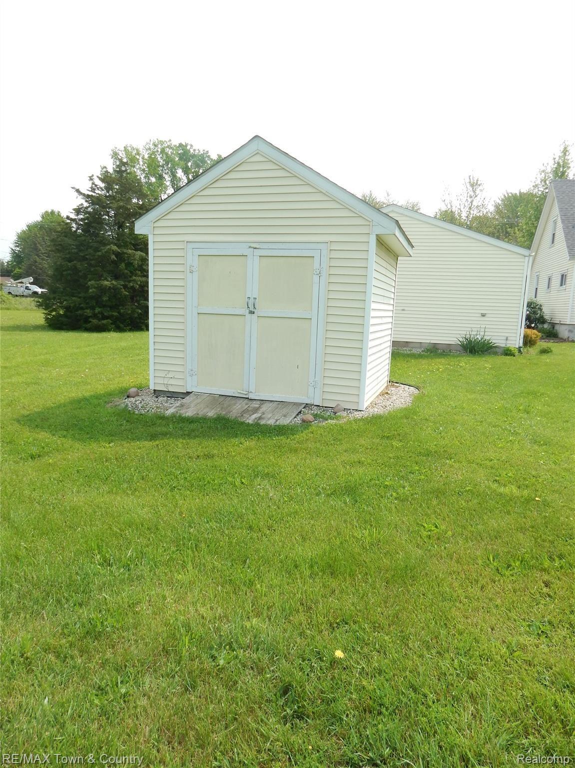 433 Elms Road Flushing, MI 48433 - Photo 32 of 36 433 elms shed.jpg