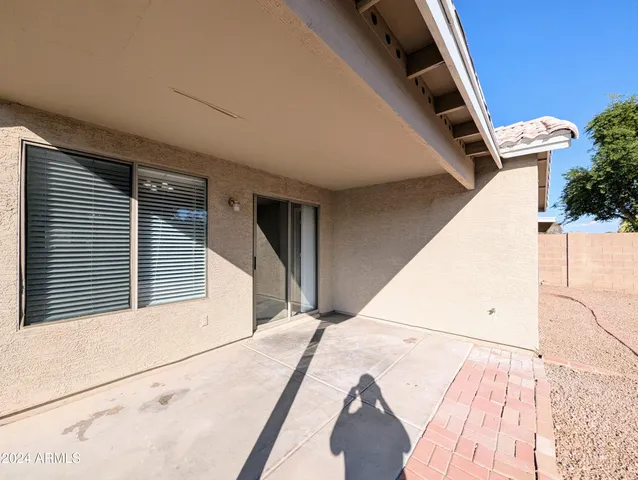 a view of a house with backyard