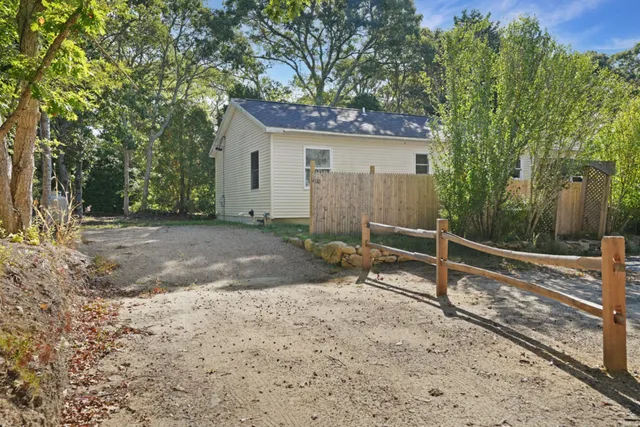 a view of a backyard