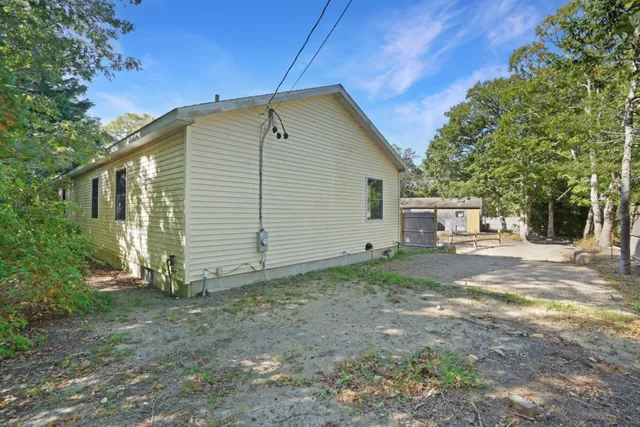 a view of a house with backyard