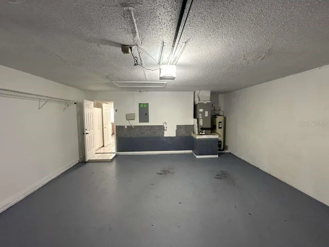 a view of room with an empty room