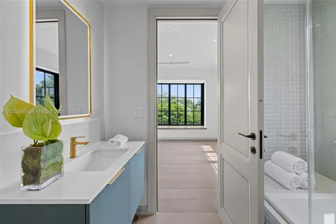$6,995,000 | 5262 La Gorce Drive, Miami Beach, FL 33140