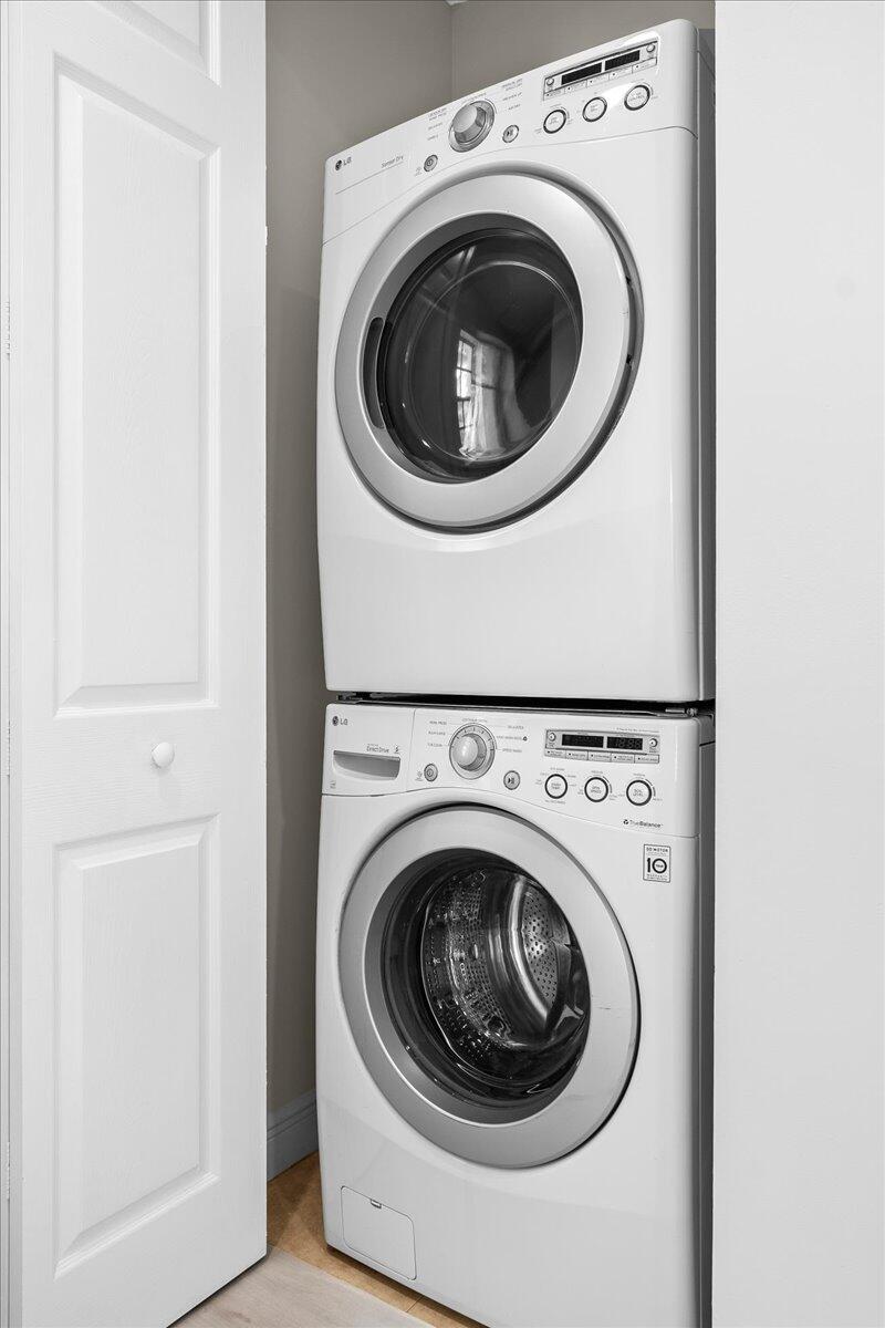 802 University Boulevard Jupiter, FL 33458 - Photo 29 of 40 a utility room with dryer and washer