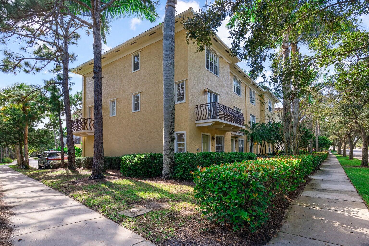 802 University Boulevard Jupiter, FL 33458 - Photo 31 of 40 a front view of a house with garden
