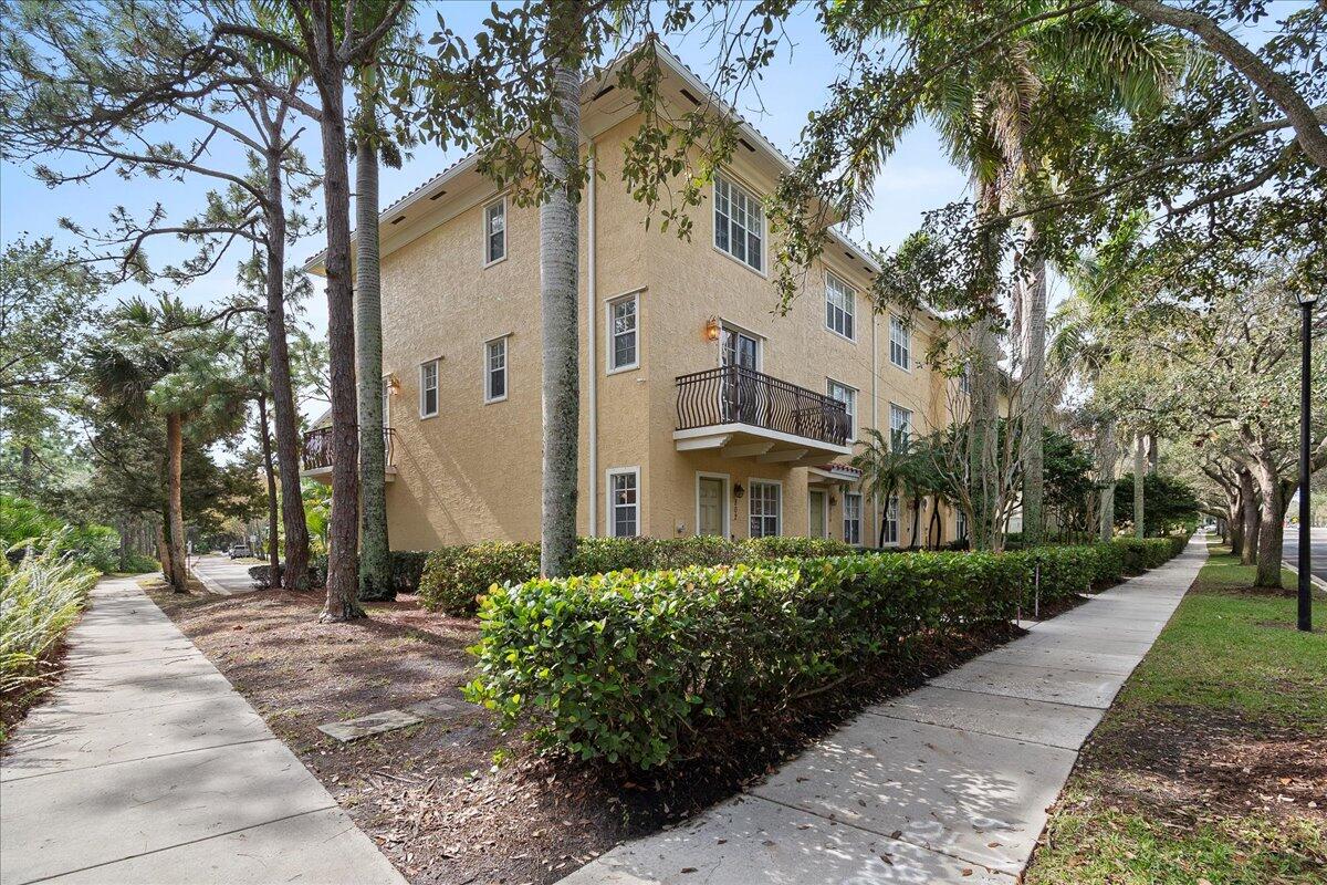 802 University Boulevard Jupiter, FL 33458 - Photo 33 of 40 a front view of a house with a yard and trees