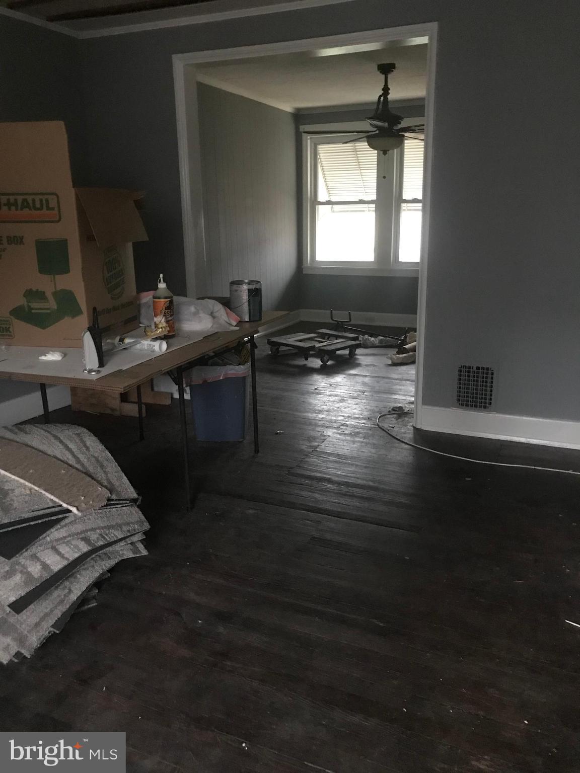 22 Broadship Road Baltimore, MD 21222 - Photo 2 of 9 Living Room