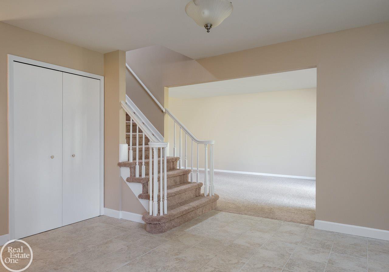 815 Mayfair Court Rochester Hills, MI 48309 - Photo 3 of 26
