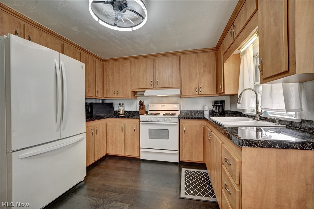 2119 Maple Avenue Northeast Canton, OH 44714 - Photo 3 of 25