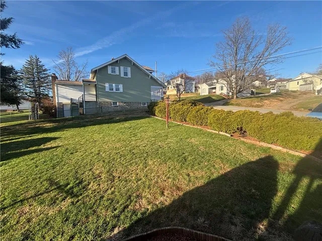 a view of a yard with an house