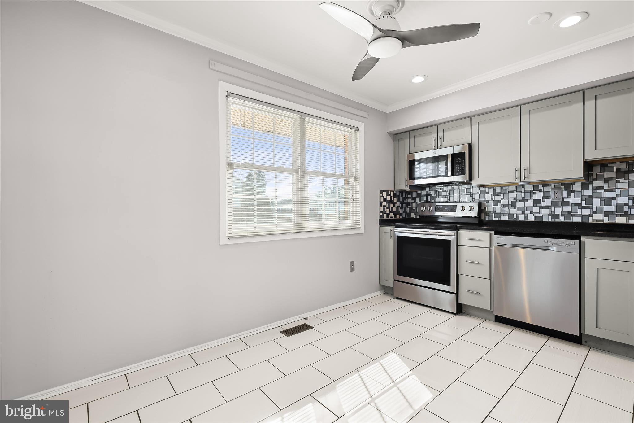 8 Middleview Court Baltimore, MD 21244 - Photo 13 of 39 Casual Dining Area