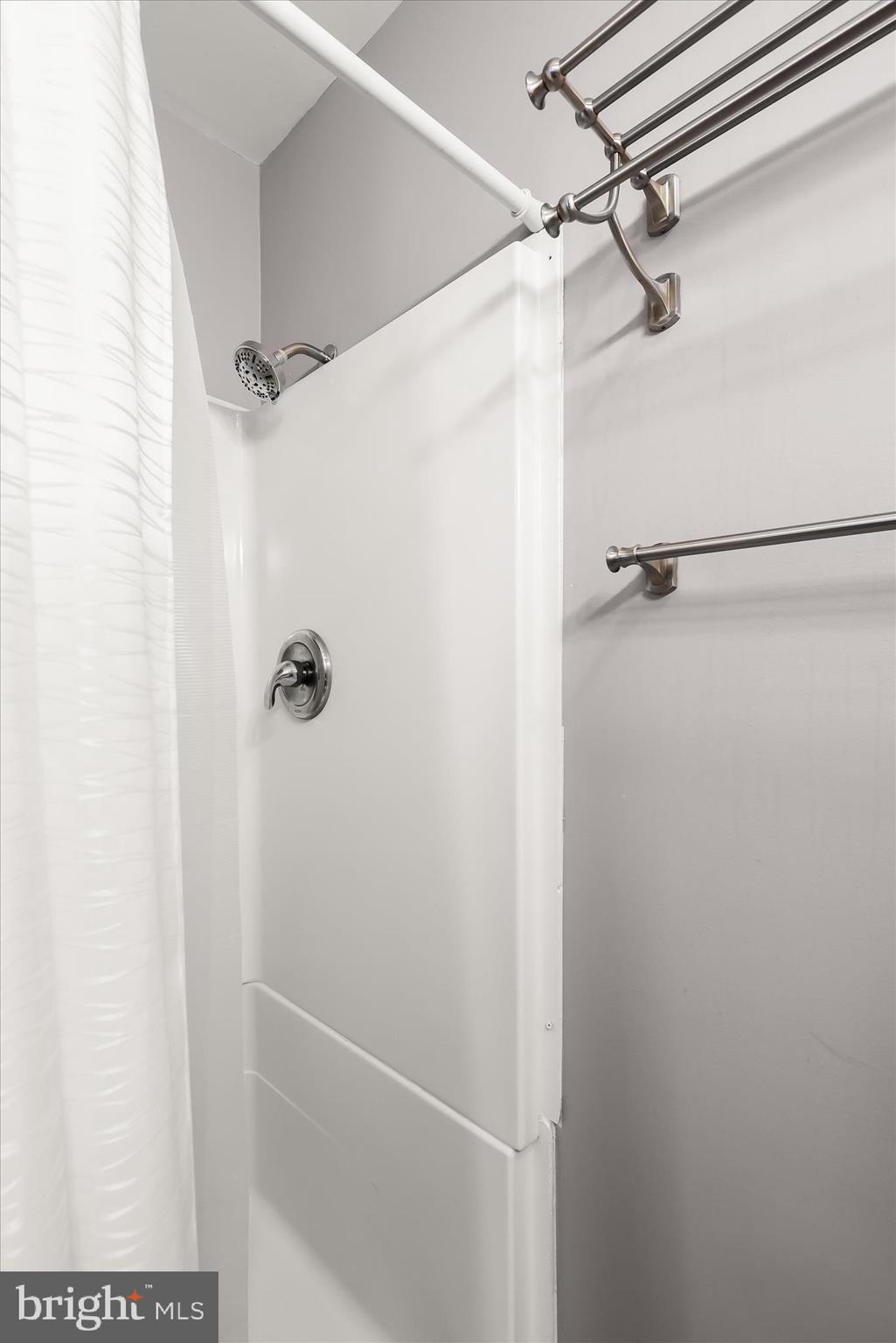 8 Middleview Court Baltimore, MD 21244 - Photo 32 of 39 Full Bath