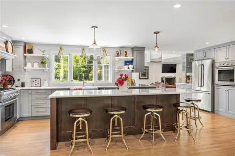 $2,250,000 | 9 Stone Tower Lane, Barrington, RI 02806