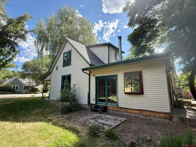 a view of a house with backyard and garden