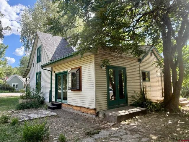 a view of a house with a yard