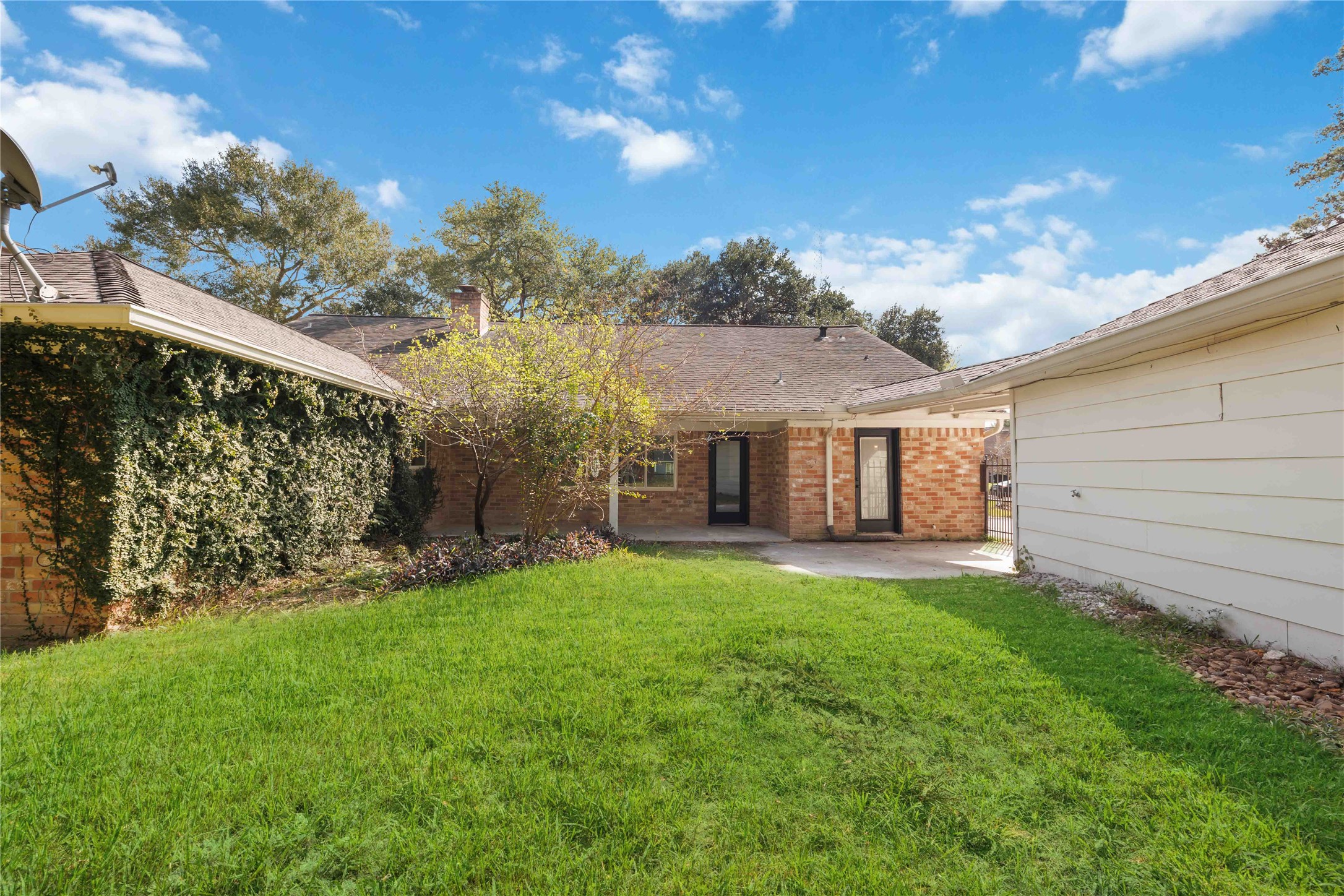7907 12 Fairway Lane Humble, TX 77346 - Photo 41 of 42 a backyard of a house with table and chairs