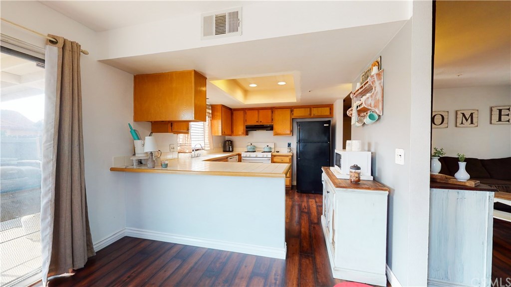 365 East Vodden Street Rialto, CA 92376 - Photo 8 of 37 Kitchen with breakfast bar