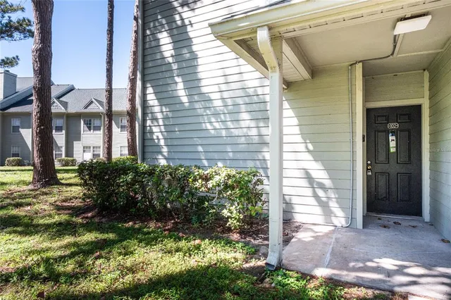 a view of a entrance of the house