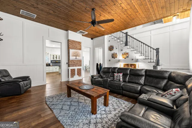 a bathroom with a toilet