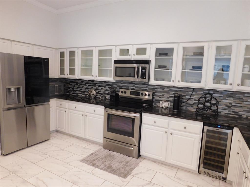 622 Crowley Road Arlington, TX 76012 - Photo 12 of 38 a kitchen with granite countertop a stove sink and refrigerator