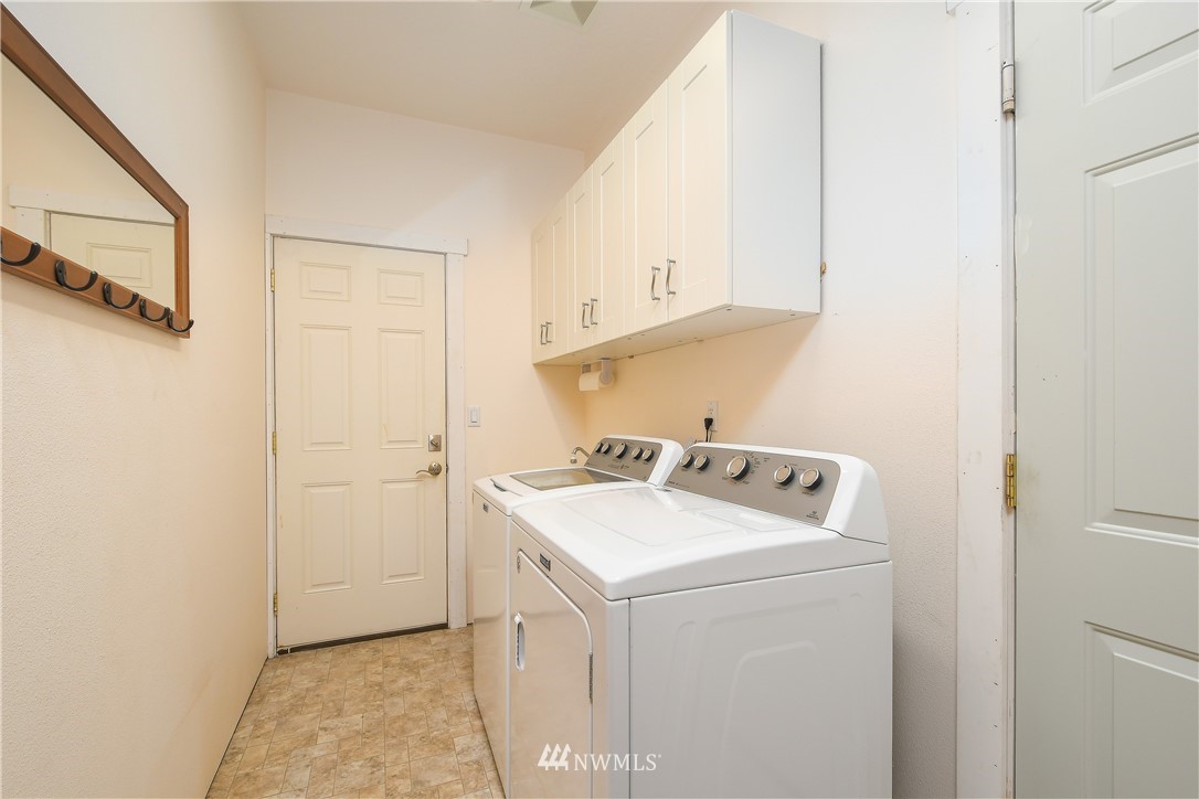 625 McAdams Road East Longview, WA 98632 - Photo 23 of 40 a utility room with dryer and washer