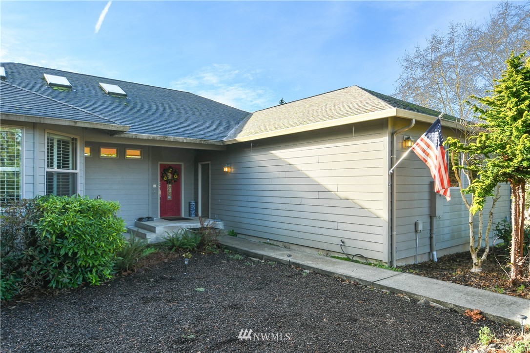 625 McAdams Road East Longview, WA 98632 - Photo 4 of 40 a view of a house with a yard