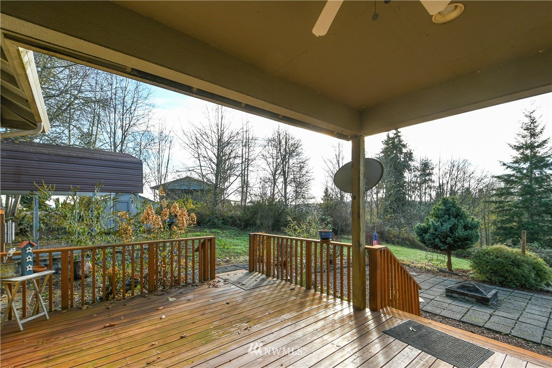 625 McAdams Road East Longview, WA 98632 - Photo 33 of 40 a view of a balcony with wooden floor and fence