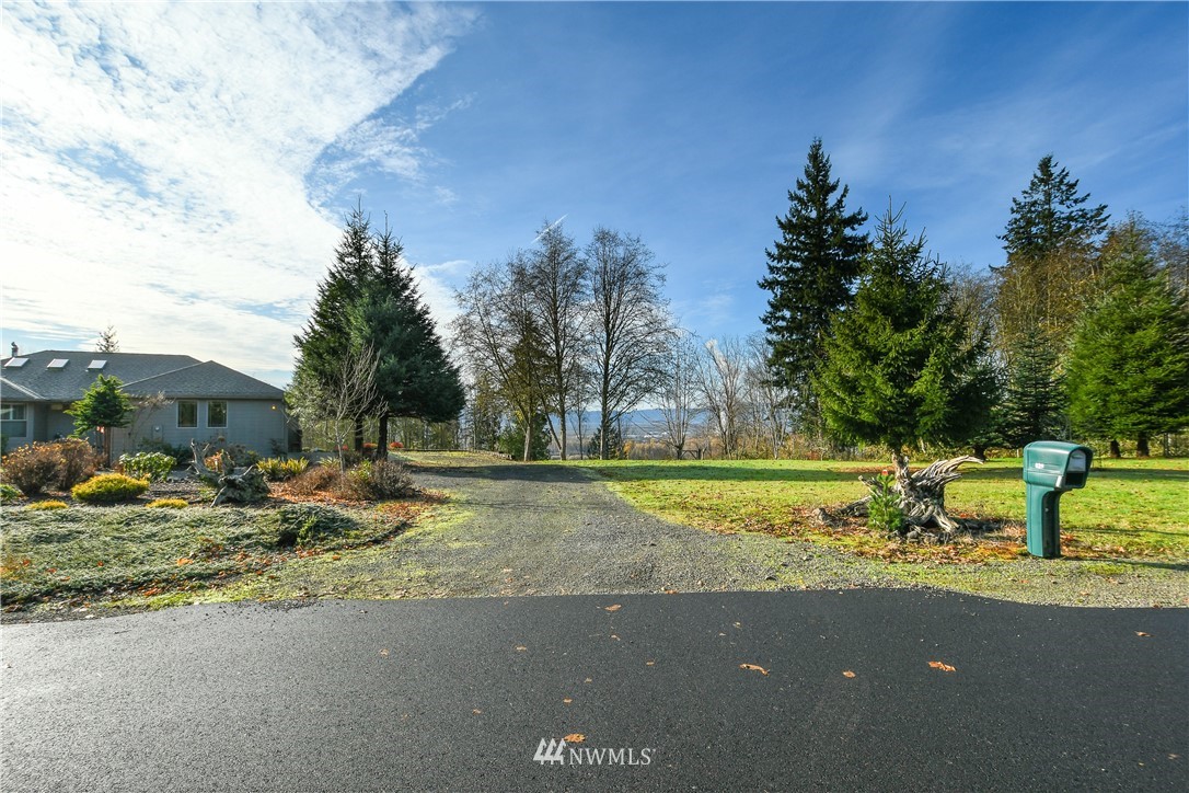 625 McAdams Road East Longview, WA 98632 - Photo 40 of 40 a backyard of a house with table and chairs