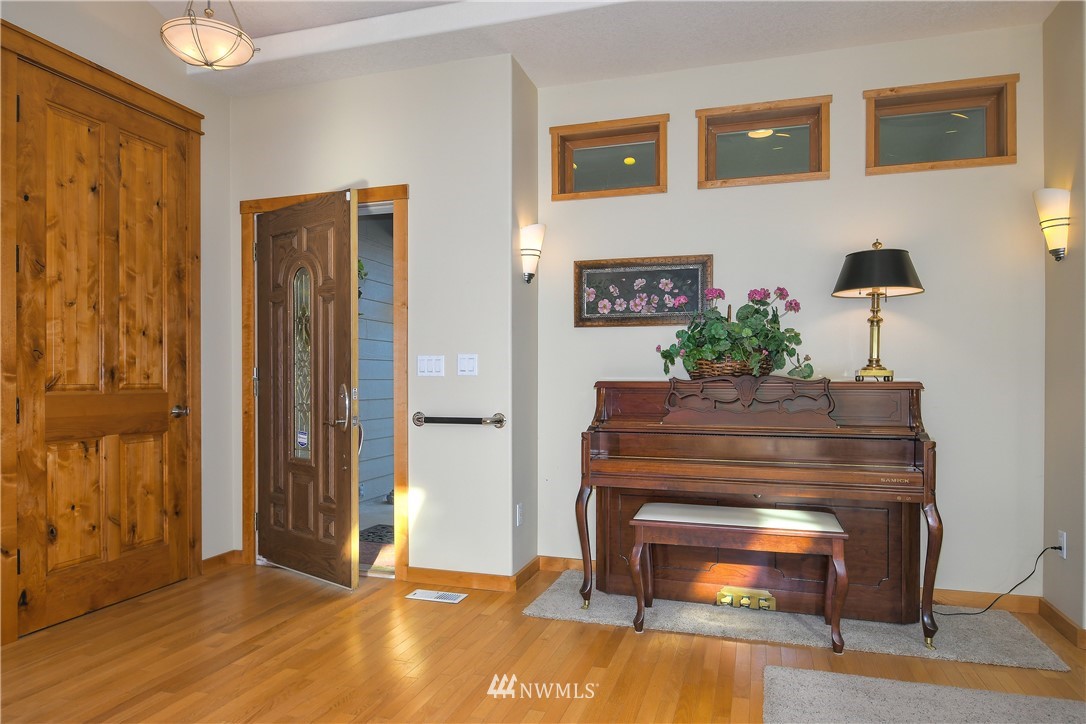 625 McAdams Road East Longview, WA 98632 - Photo 6 of 40 a room with a bench and paintings on the wall