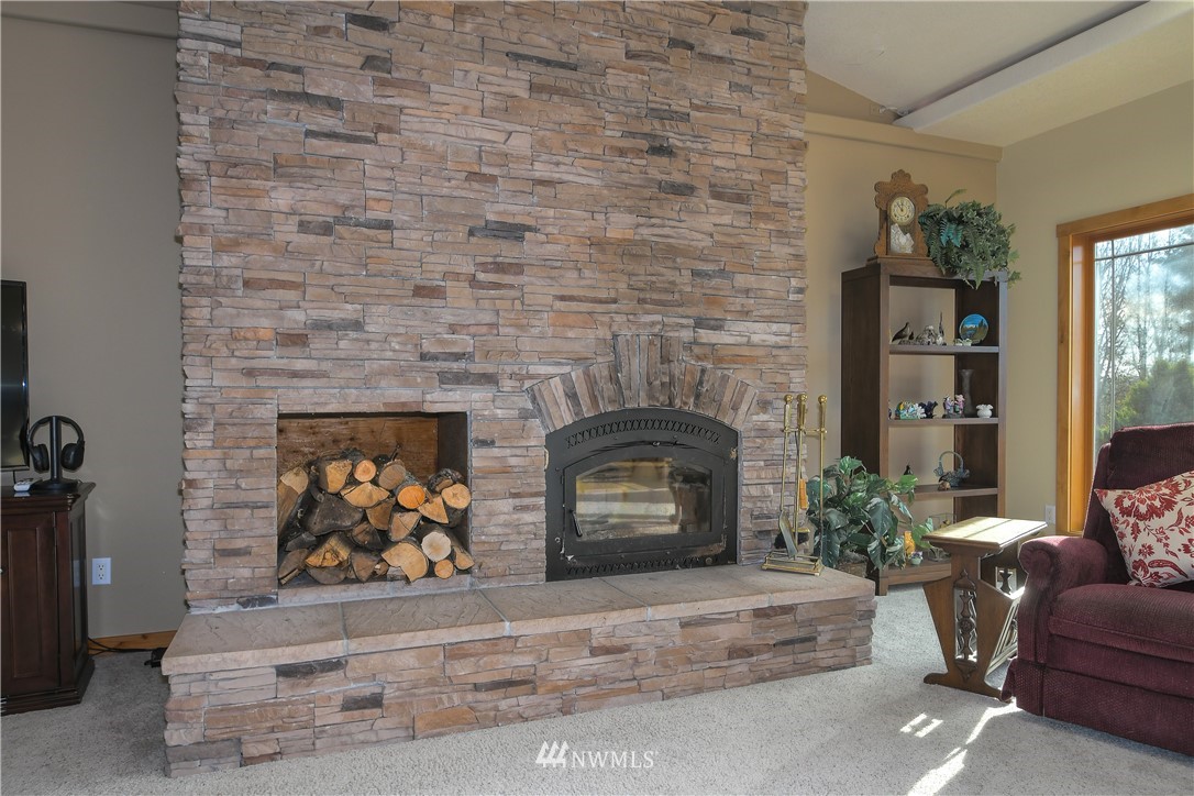 625 McAdams Road East Longview, WA 98632 - Photo 10 of 40 a living room with furniture a fireplace and a potted plant
