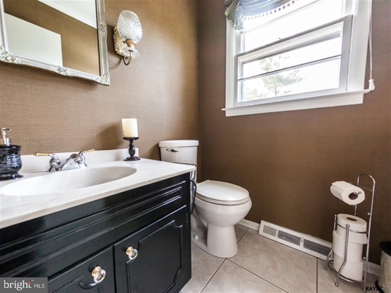 3105 Round Hill Road York, PA 17402 - Photo 8 of 28 Gallery Image 8