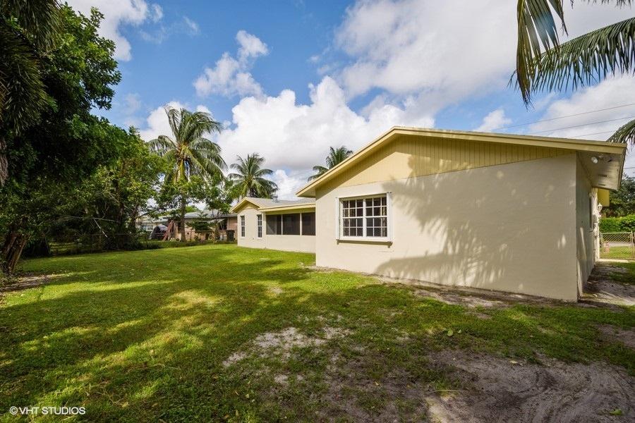 2840 Lake Ida Road Delray Beach, FL 33445 - Photo 29 of 31 29_2840LakeIdaRoad_59001_RearView_LowRes