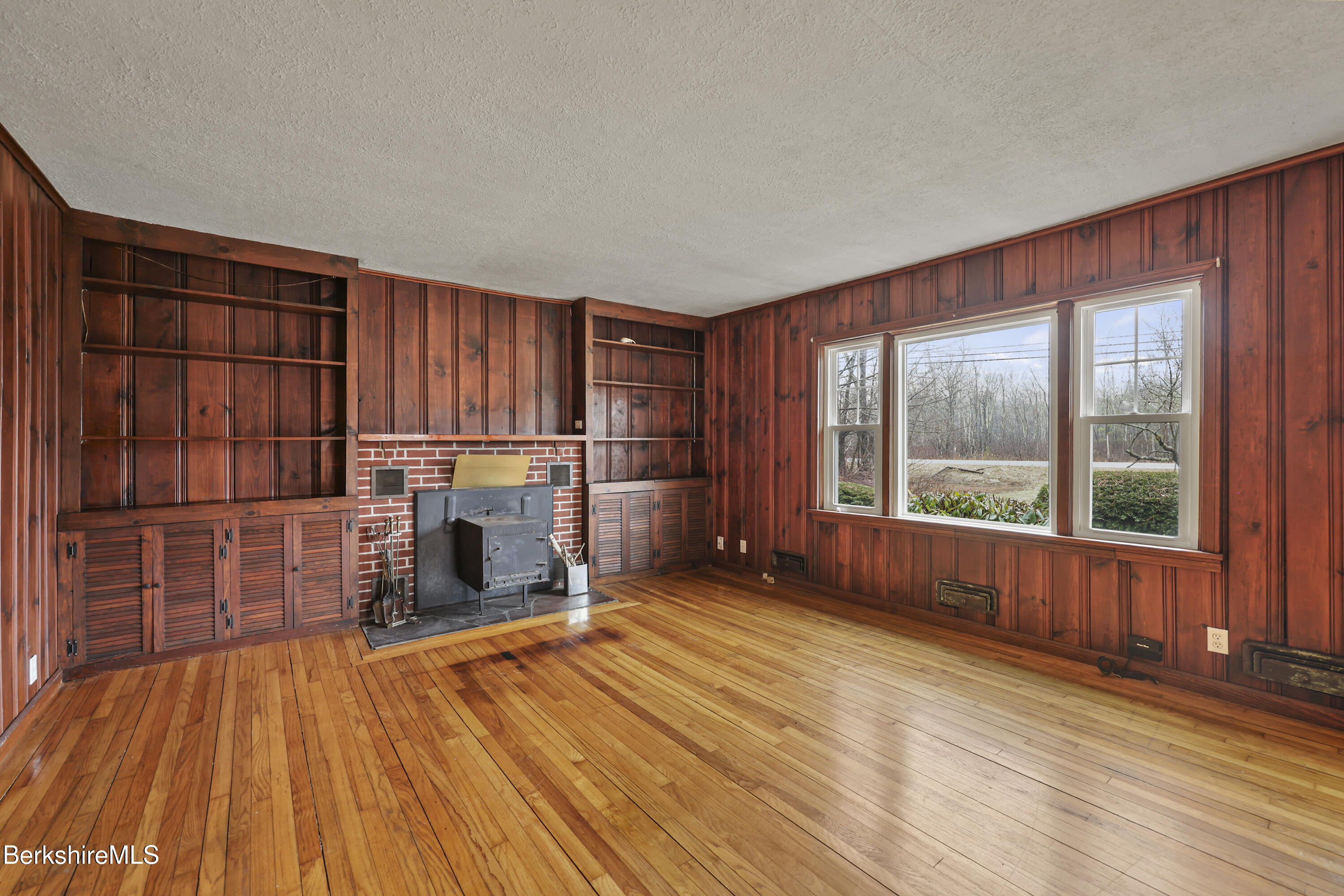 399 State Road Richmond, MA 01201 - Photo 12 of 53 30 Living Room