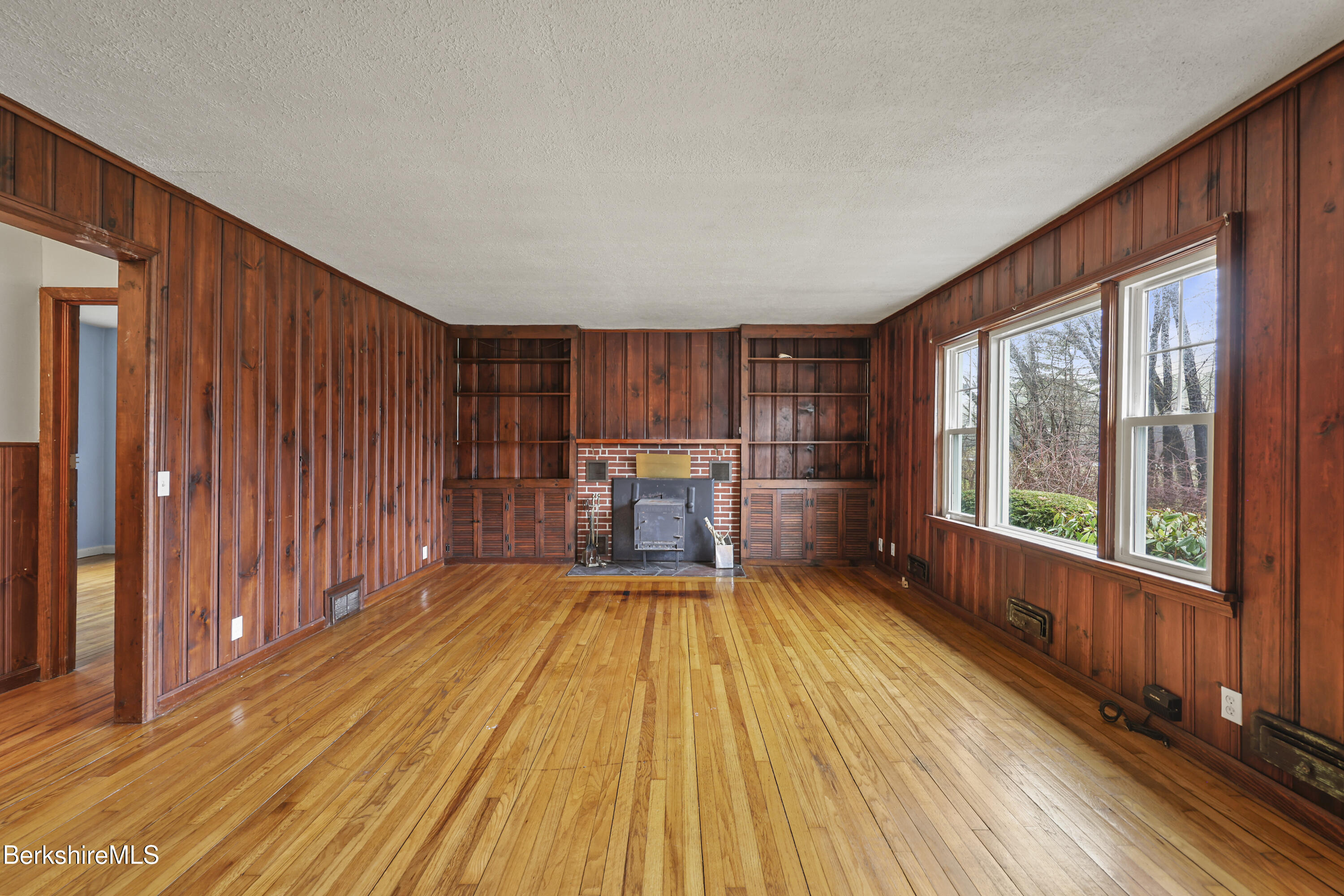 399 State Road Richmond, MA 01201 - Photo 10 of 53 25 Living Room