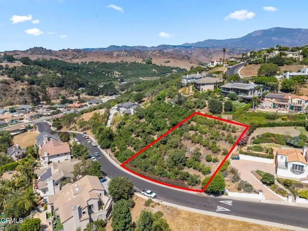 a view of a large yard with lots of green space